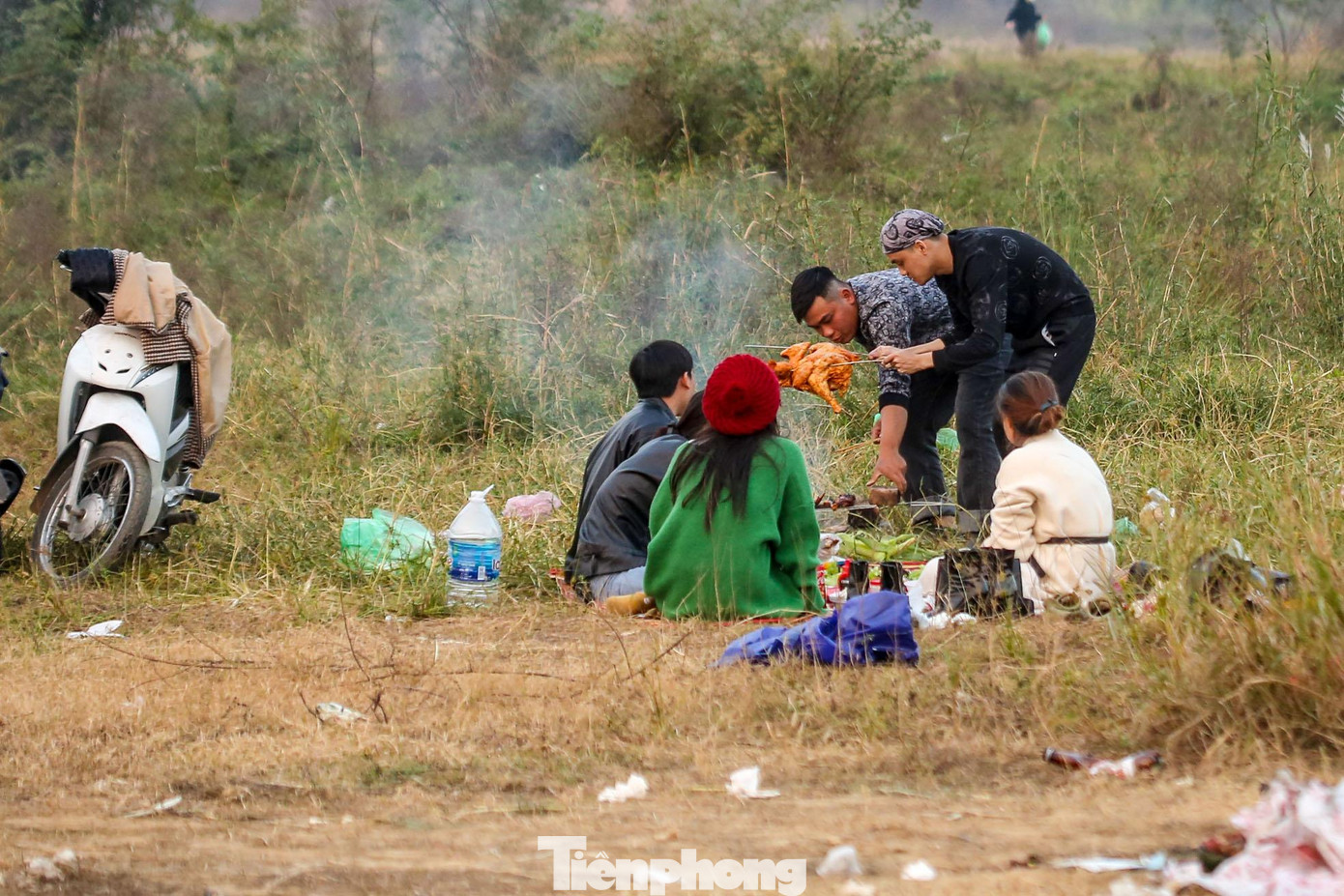 Dịch bệnh COVID-19 tại Thủ đô vẫn đang diễn biến phức tạp, tuy nhiên nhiều người lại chủ quan phòng dịch trong thời gian nghỉ Tết Dương lịch.