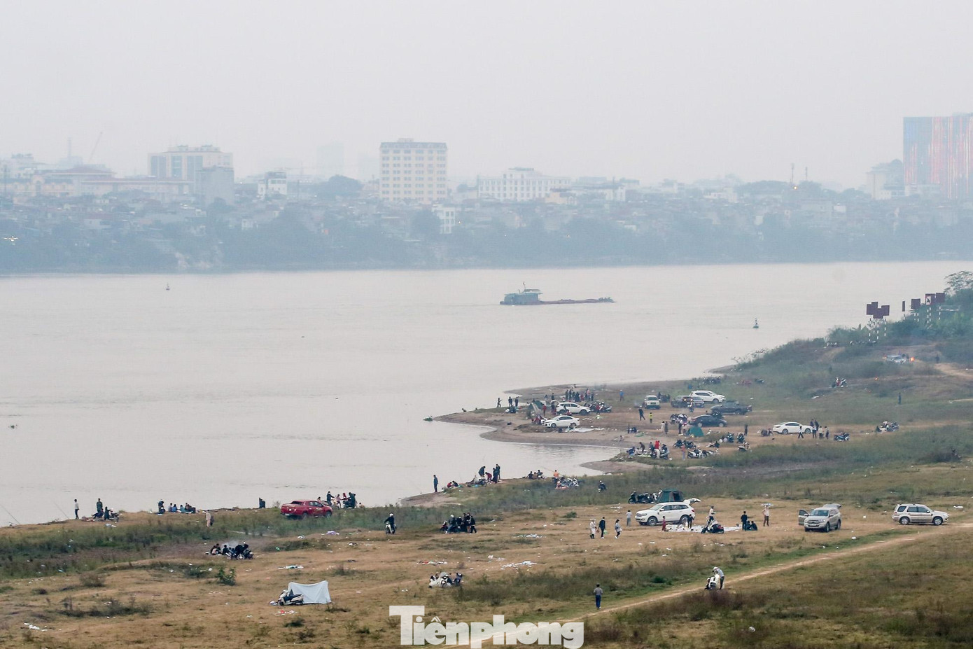 Việc xuất hiện nhiều "vùng cam" tại trung tâm thành phố, các công viên, địa điểm vui chơi đều đóng cửa vì dịch COVID-19 thì bãi giữa chân cầu Vĩnh Tuy trở thành lựa chọn của người dân Thủ đô làm nơi cắm trại, vui chơi, ăn uống trong dịp nghỉ Tết Dương lịch.