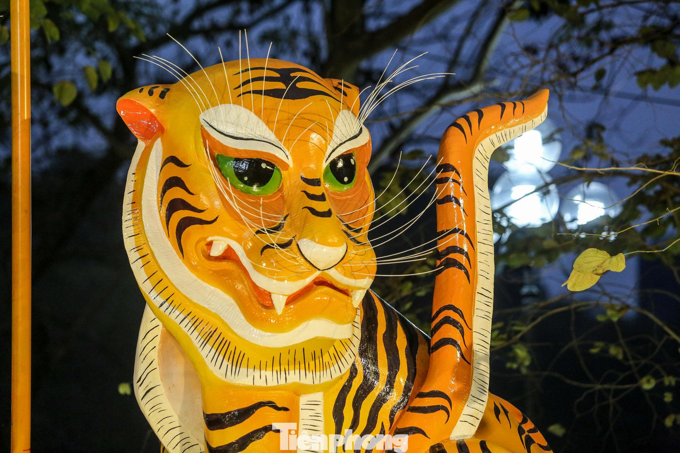 Tạo hình hai chú hổ trong công trình trang trí tại hồ Hoàn Kiếm có mắt hiền hơn nhưng vẫn oai linh, lại vừa sinh động, trẻ trung phù hợp với không khí xuân. “Với linh vật hổ có một cái khó là nó là linh vật rất là dữ, xây dựng hổ không dữ thì không ra hổ lại thành mèo, mà tạo ra hổ dữ lại gây sợ đối với tác phẩm trưng bày nơi công cộng với nhiều trẻ nhỏ. Khi làm tác phẩm này, nhóm tác giả không giữ nguyên từ tranh dân gian, ví dụ như mắt hổ “hiền” hơn so với tranh dân gian, mình muốn sự gần gũi đối với công chúng”, chị Vân chia sẻ thêm.