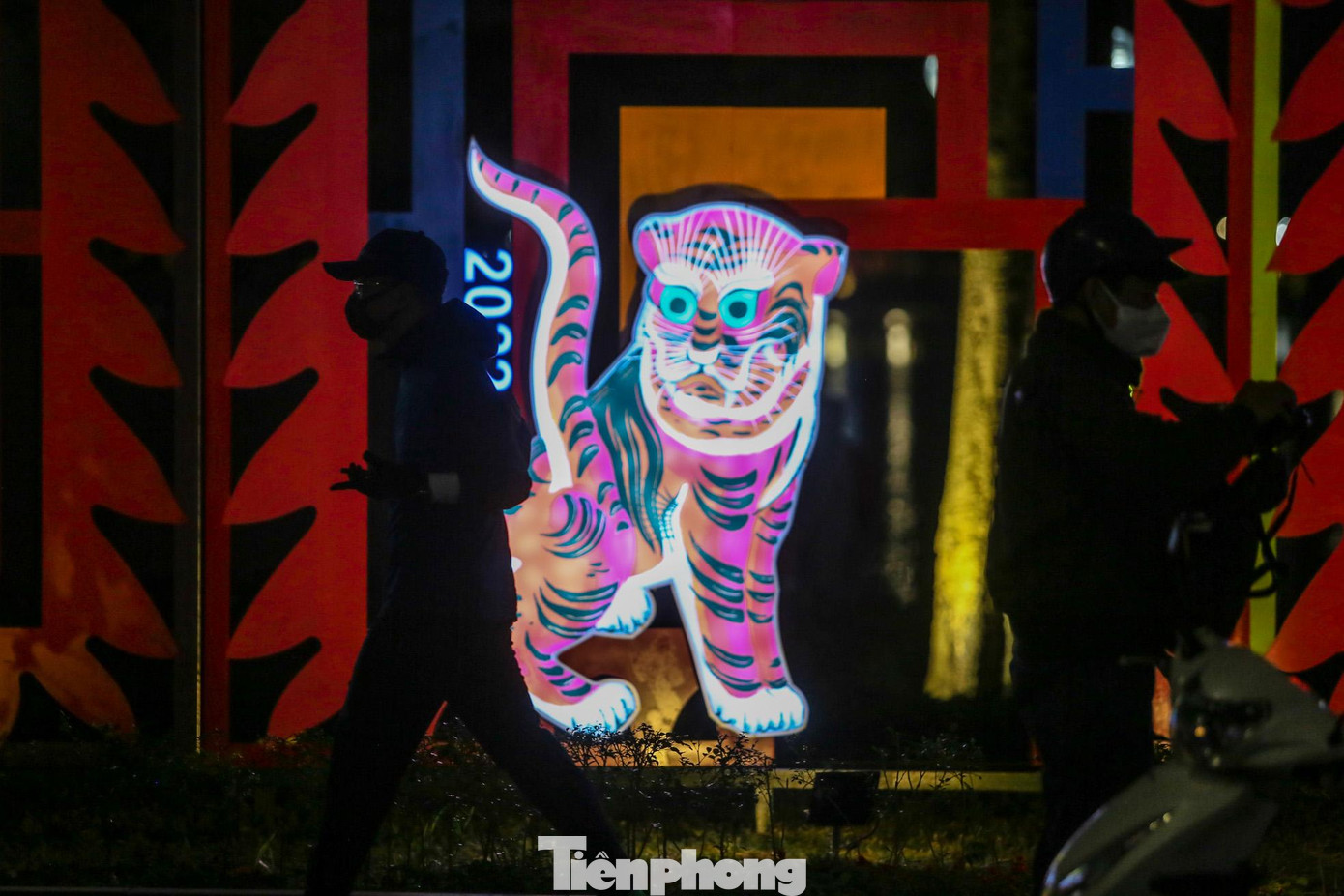 Hình tượng hổ được phác họa chân thực, hài hòa, khéo léo.