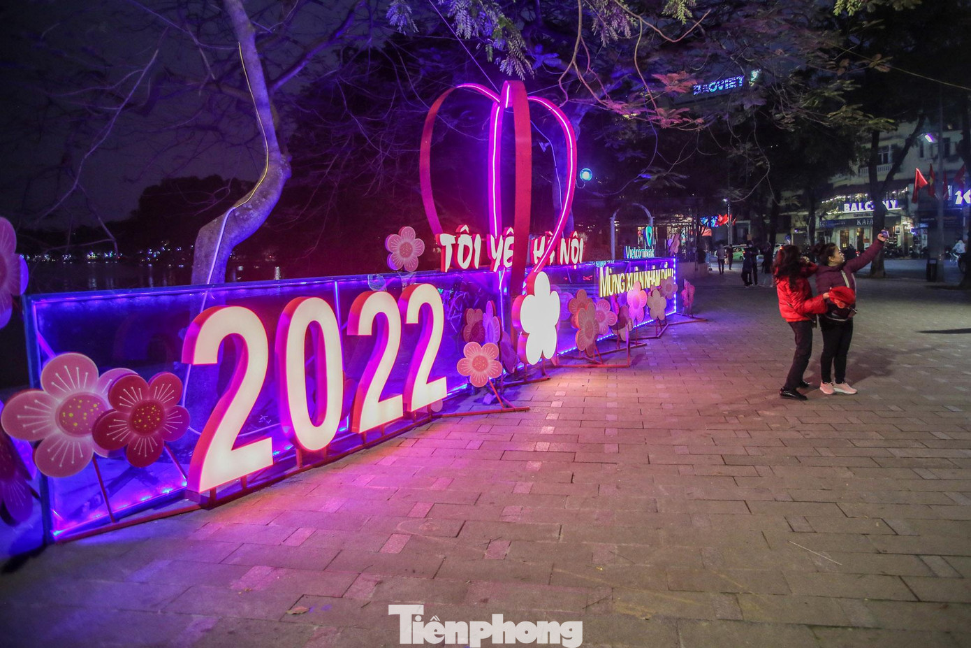 Tác phẩm thu hút nhiều người đến chụp ảnh lưu niệm.