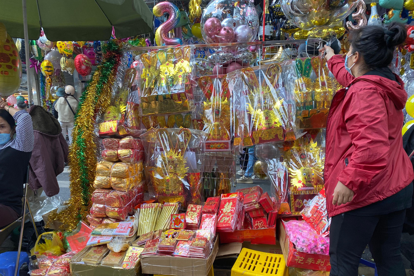 Giá bộ vàng mã cúng ông Công, ông Táo dao động từ 20.000 - 150.000 đồng/bộ tùy chất liệu và kích cỡ; quần áo từ 10.000 - 25.000 đồng/bộ… Giá bộ vàng mã cúng ông Công, ông Táo dao động từ 20.000 - 150.000 đồng/bộ tùy chất liệu và kích cỡ; quần áo từ 10.000 - 25.000 đồng/bộ…