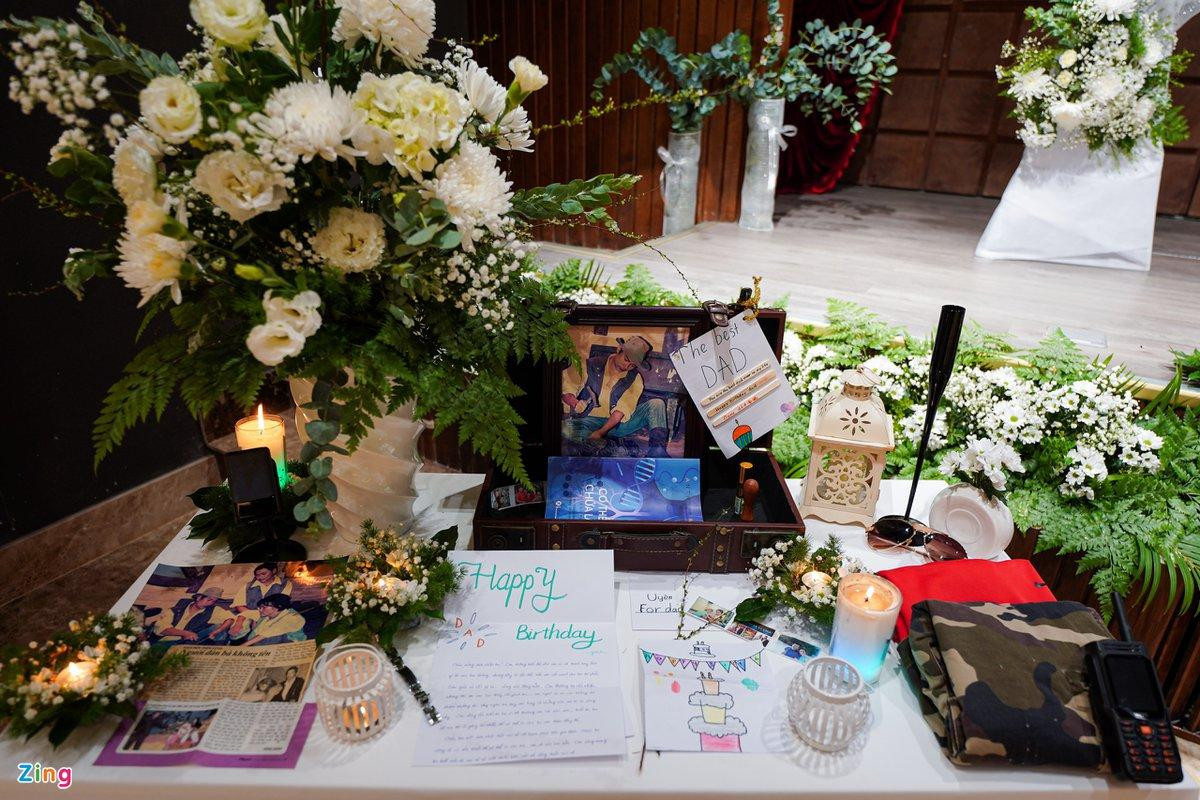 Gia đình đặt kỷ vật gồm bức thư tay, món quà do các con tự thiết kế, gửi tặng đạo diễn vào mỗi dịp sinh nhật của anh hàng năm. Gia đình đặt kỷ vật gồm bức thư tay, món quà do các con tự thiết kế, gửi tặng đạo diễn vào mỗi dịp sinh nhật của anh hàng năm.