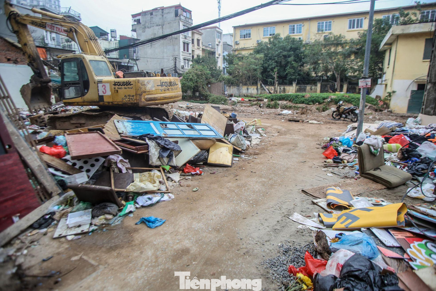 Tại khu vực phố Pháo Đài Láng, rác được tập kết chất thành đống hai bên đường vào một con ngõ nhỏ. Tại khu vực phố Pháo Đài Láng, rác được tập kết chất thành đống hai bên đường vào một con ngõ nhỏ.