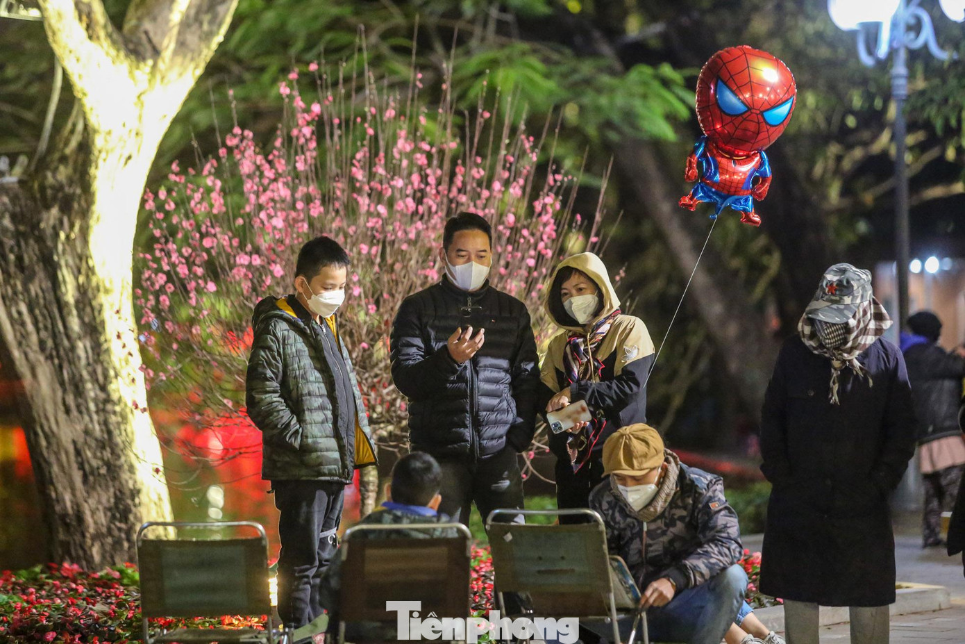 Họa sĩ miệt mài phác họa chân dung bên hồ cho du khách. Họa sĩ miệt mài phác họa chân dung bên hồ cho du khách.