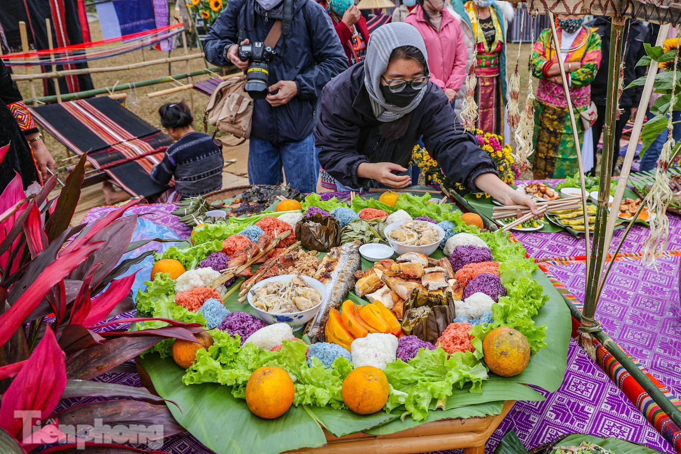Xôi ngũ sắc, thịt nướng lá bưởi, cơm lam.