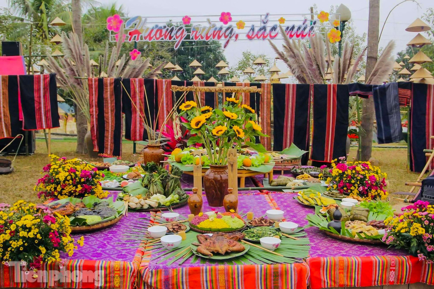 Mỗi dân tộc lựa chọn một món ăn đặc trưng để góp vào mâm cơm sum họp, qua đó giới thiệu về ẩm thực vùng miền, cũng như sắc màu văn hóa của dân tộc.