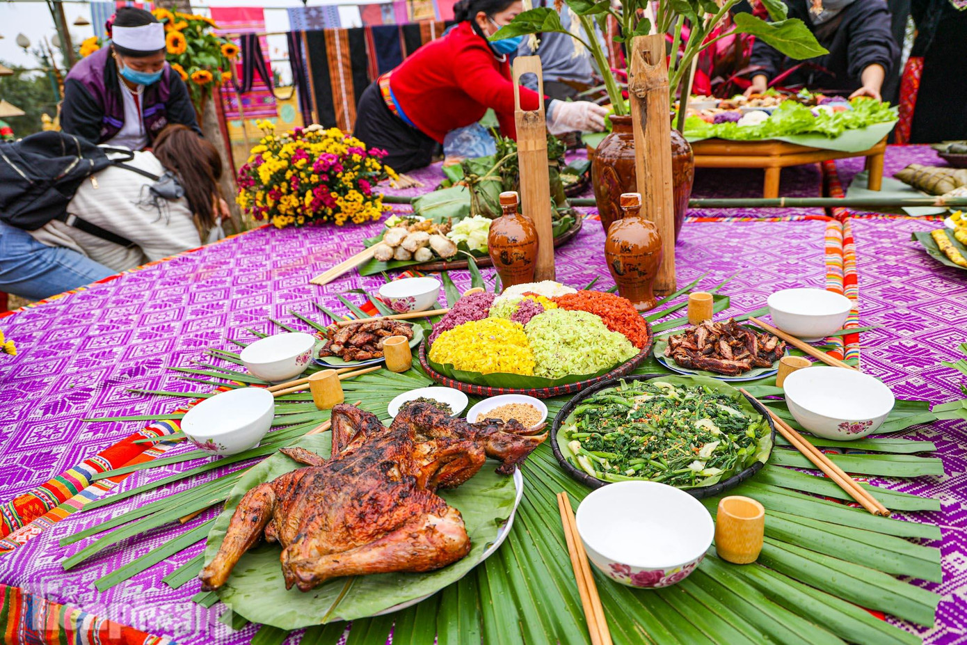 Nhiều món ăn đặc sắc, đậm đà hương vị dân tộc.