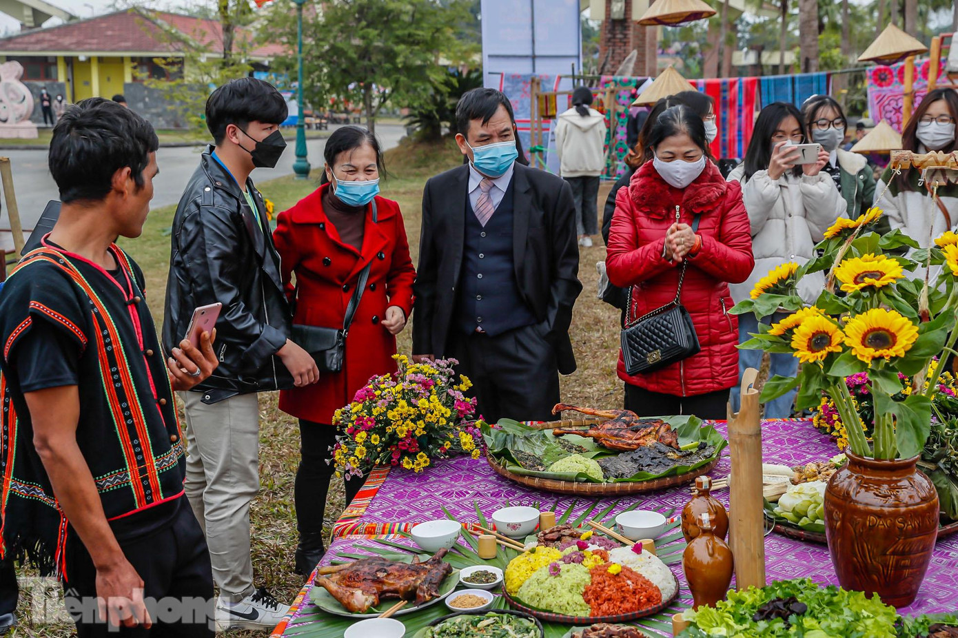 Đối với người Việt, bữa cơm tất niên là một trong những khoảnh khắc ý nghĩa nhất trong năm. Mọi người được trở về đoàn tụ với gia đình, cùng nhau thưởng thức những món ăn ngon ngày Tết, nhìn lại một năm đã qua với nhiều biến động và cùng chào đón năm mới với những điều tốt đẹp hơn.