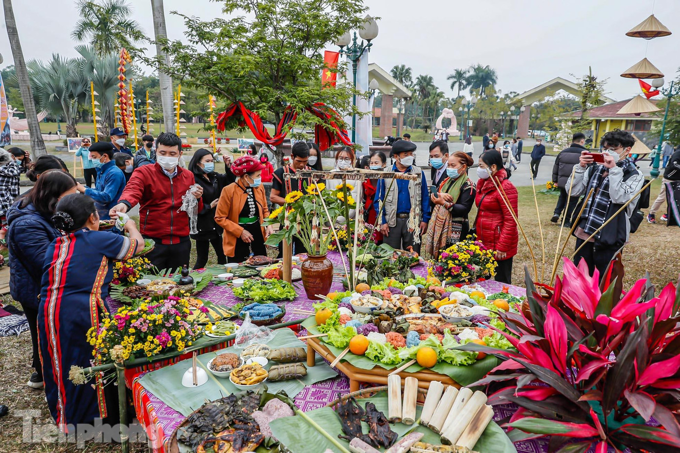 Cùng nhau nâng ly, chúc nhau năm mới sẽ có nhiều niềm vui, gặp nhiều may mắn, sức khỏe dồi dào.