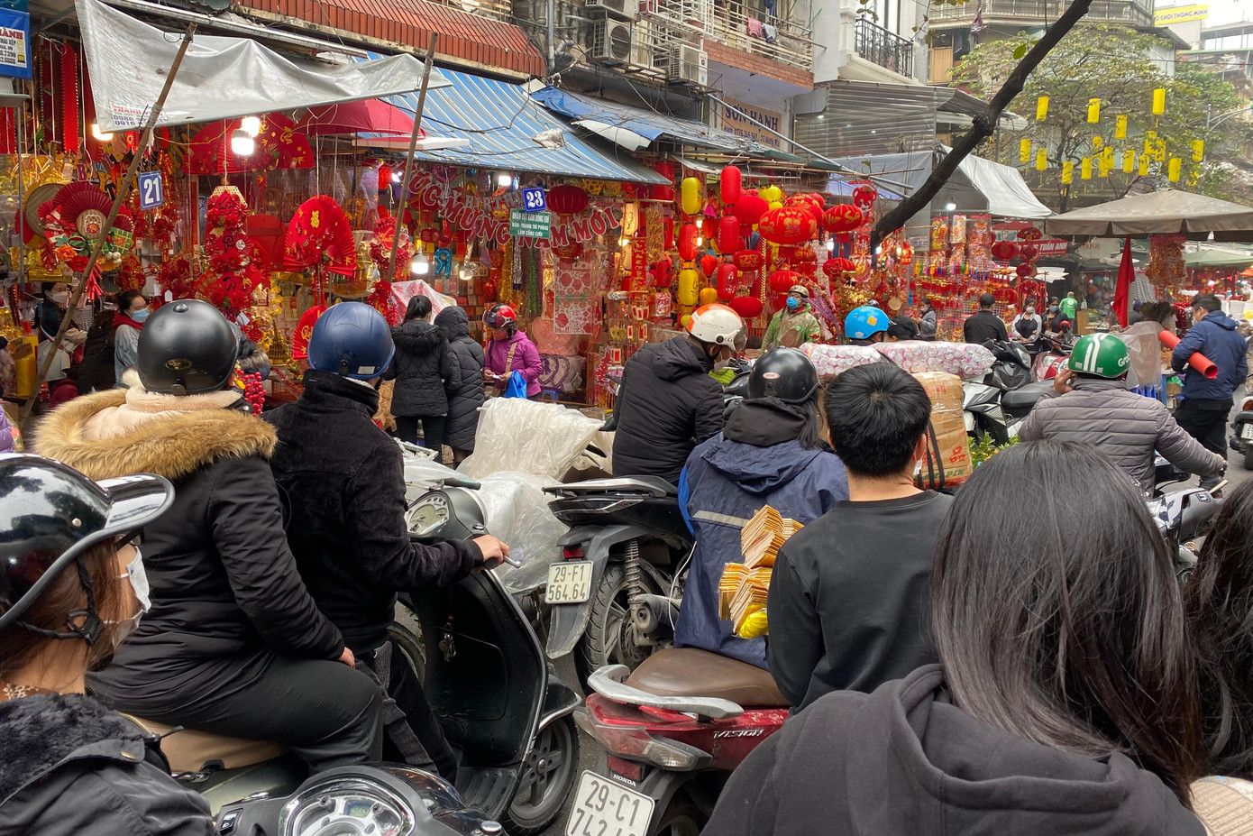 Dân Thủ đô đổ về phố Hàng Mã sắm lễ cúng ông Công ông Táo ảnh 3 Dân Thủ đô đổ về phố Hàng Mã sắm lễ cúng ông Công ông Táo ảnh 3