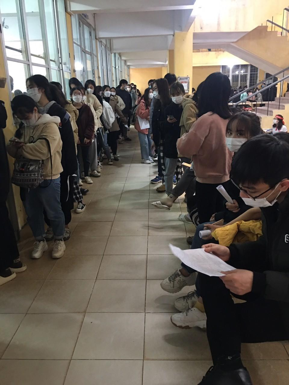 Đông đảo các bạn sinh viên đang xếp hàng chờ đăng ký hiến máu tại chương trình.