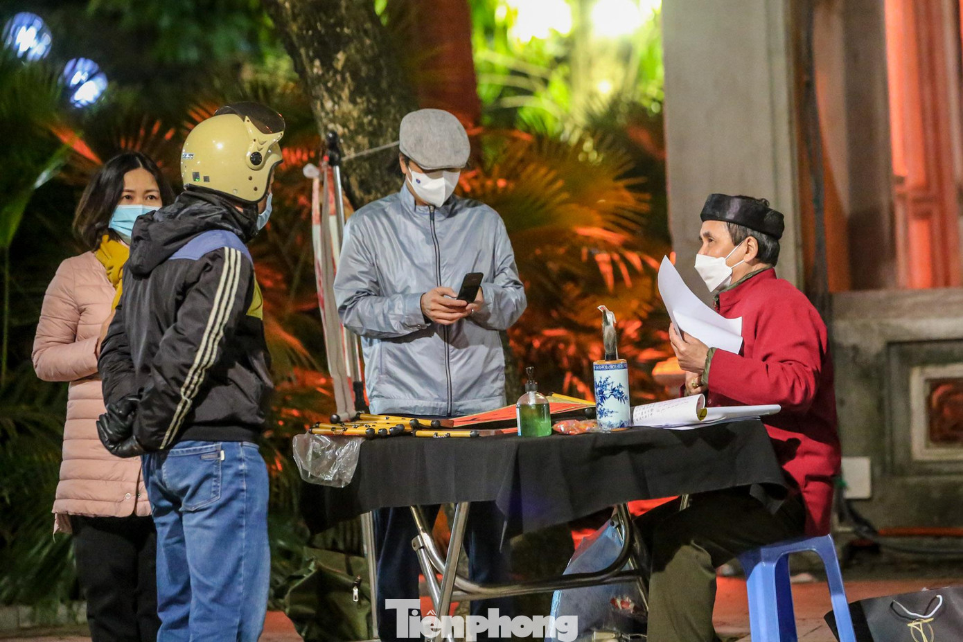 Ông đồ cho chữ bên hồ trong đêm giao thừa. Ông đồ cho chữ bên hồ trong đêm giao thừa.