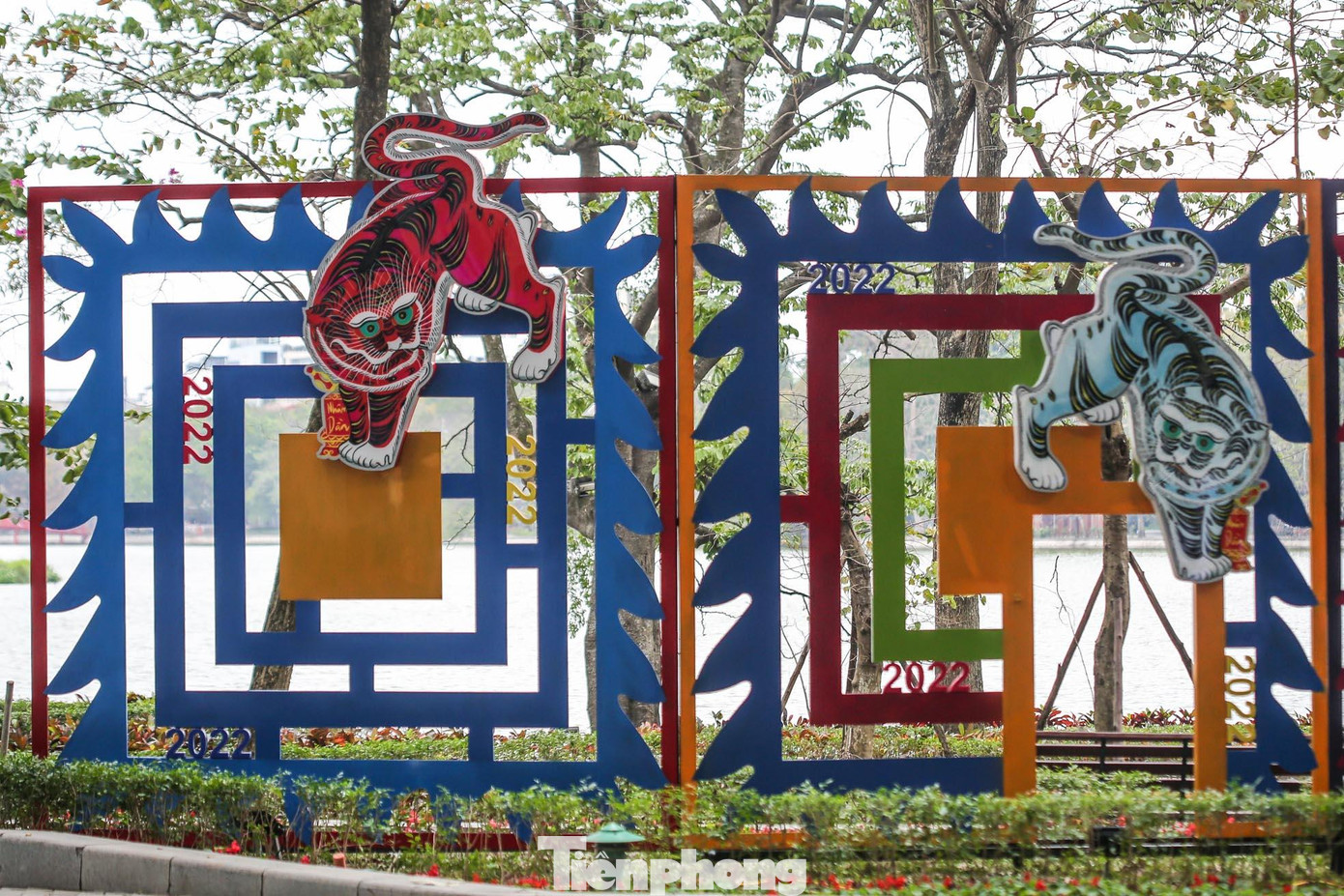 Các nghệ sỹ lấy hình tượng hổ và cờ hội kết hợp thành tác phẩm. Sự sắp đặt những hình hổ tại các khung cửa, màu sắc rực rỡ, vui tươi, phấn khởi mong muốn tạo không khí lễ hội và sự thú vị cho người dân khi du xuân, đón tết và thưởng thức nghệ thuật, chụp hình lưu niệm.