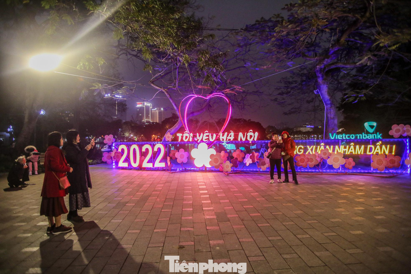 Tổng thể khối trái tim đặt trên phần nền màu xanh lơ gợi sự thanh bình. Chất liệu trong suốt bảo đảm gợi được khối tạo hình mà vẫn giữ được tầm nhìn thông thoáng trong không gian. Phần thiết kế chính được trang trí hỗ trợ bởi phần hoa đào chạy rải rác dọc theo phần đế, biểu tượng cho khu vườn mùa xuân.