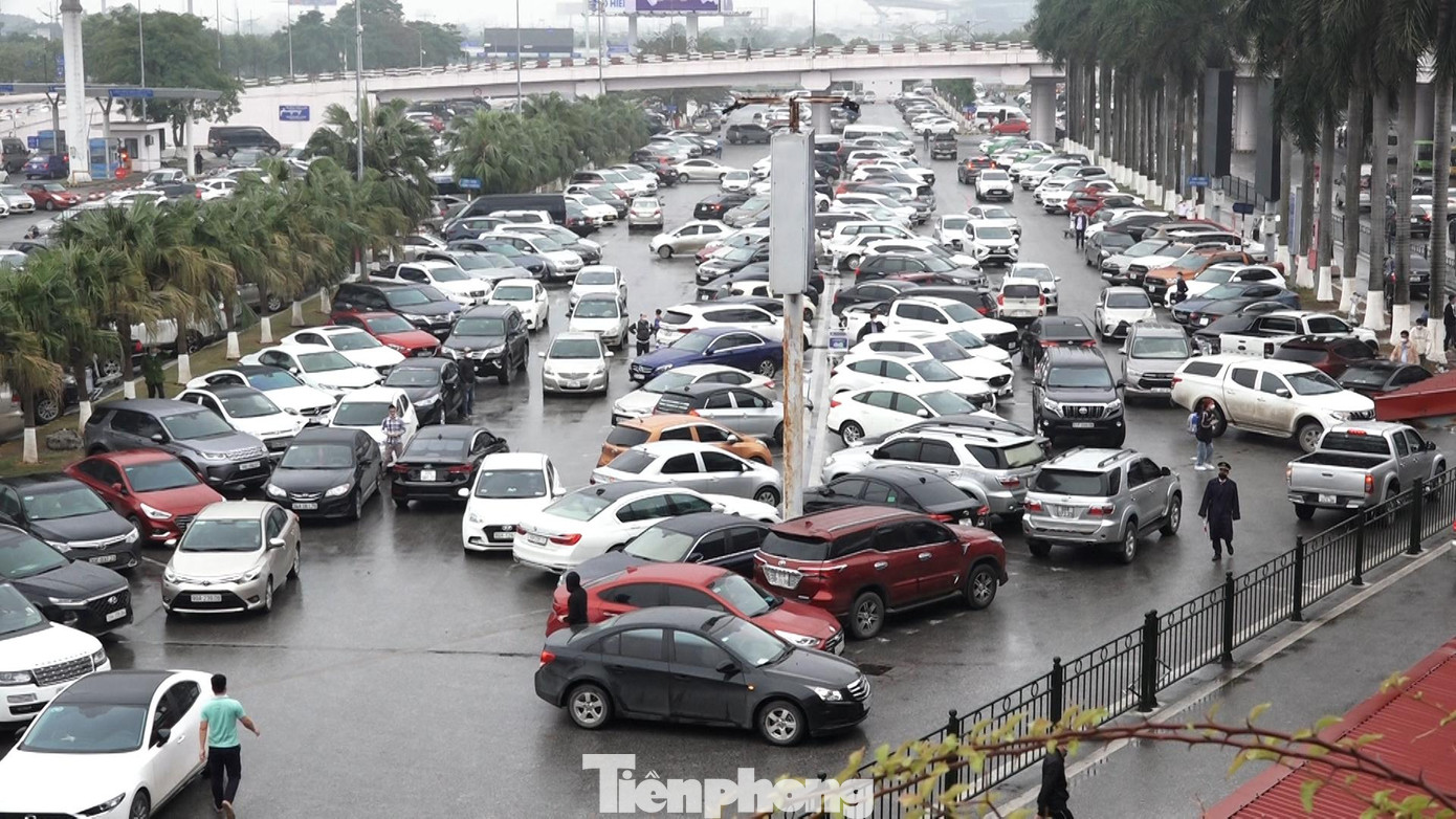 Bãi gửi xe ô tô tại sân bay Nội Bài không còn chỗ trống.
