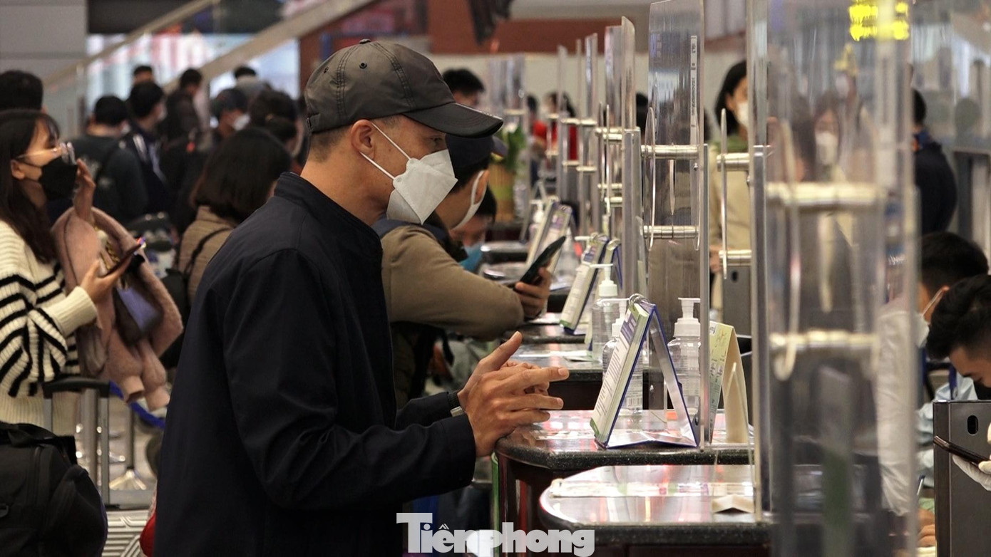 Khu vực quầy làm thủ tục tại sảnh đi nội địa đông đúc hành khách.