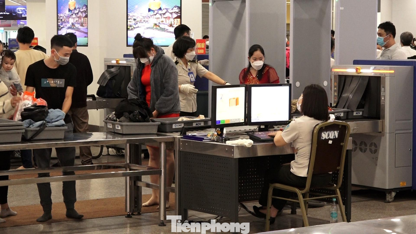 Khu vực an ninh căng mình làm việc.