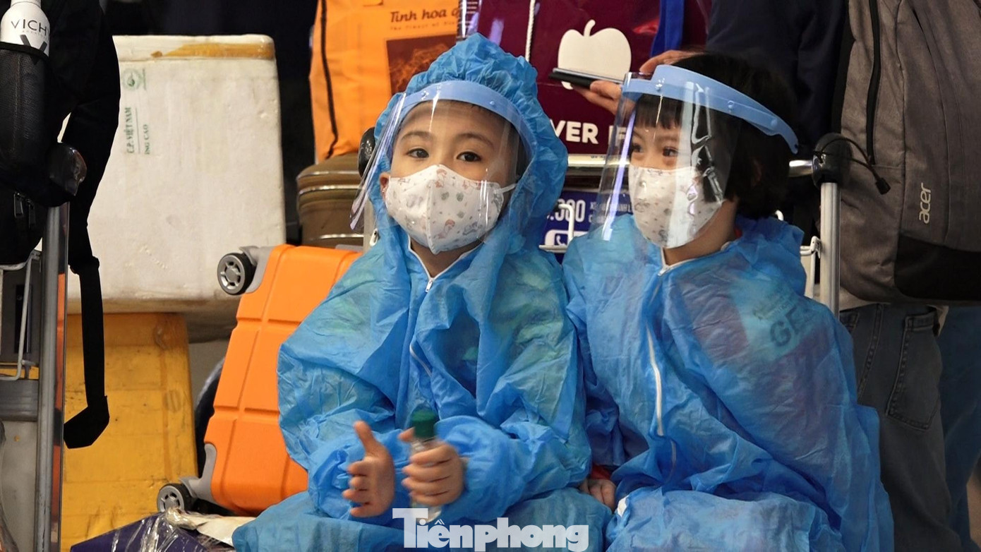 Hành khách chuẩn bị kỹ càng phòng chống dịch khi đến sân bay.