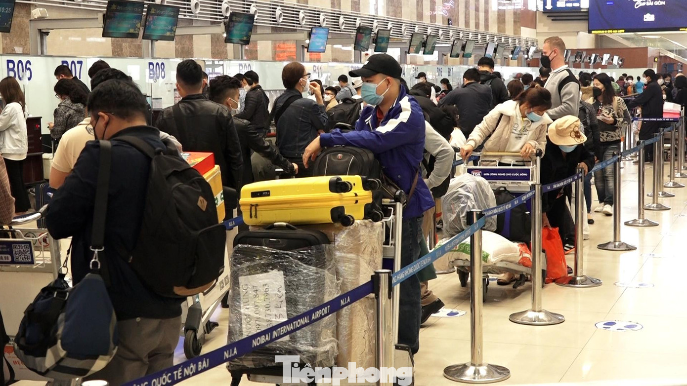 Những ngày qua, sản lượng vận chuyển qua sân bay Nội Bài tăng đột biến với gần 400 chuyến bay cất, hạ cánh tương đương với khoảng 36.000 lượt hành khách mỗi ngày