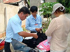  Thừa phát lại quận Tân Bình đang tiến hành lập vi bằng. ảnh: L.N (Thanh Niên)