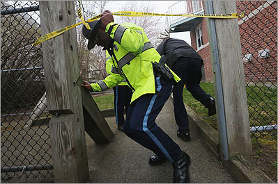 Cảnh sát lục soát một căn hộ sau khi người dân báo cáo thấy nhiều vết máu xuất hiện tại khu vực