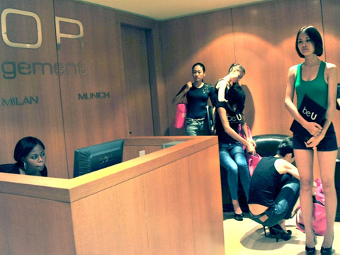 Nguyễn Ngân khá căng thẳng khi có mặt tại trụ sở của công ty quản lý người mẫu Major