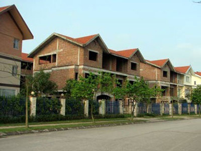 Thanh khoản của thị trường biệt thự, liền kề vẫn thấp. Giá chào bình quân của toàn thị trường giảm 2% ở hạng mục biệt thừ và 5% ở hạng mục liền kề so với quý trước