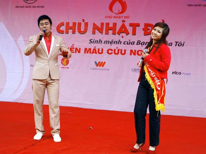 Ca sĩ Hoàng Yến và Dương Tùng Lâm biểu diễn trong Ngày Chủ nhật đỏ. Ảnh : Hồng Vĩnh