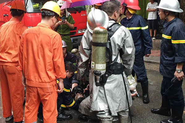 Cháy lớn tại ngôi nhà trên phố Núi Trúc, một người bị mắc kẹt ảnh 1