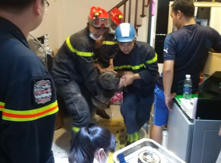 Giải cứu người đàn ông mắc kẹt trong khe tường nhà cao tầng ảnh 2