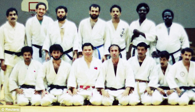 Osama bin Laden (thứ hai từ bên trái sang) cùng với thầy Minh và các đồng môn