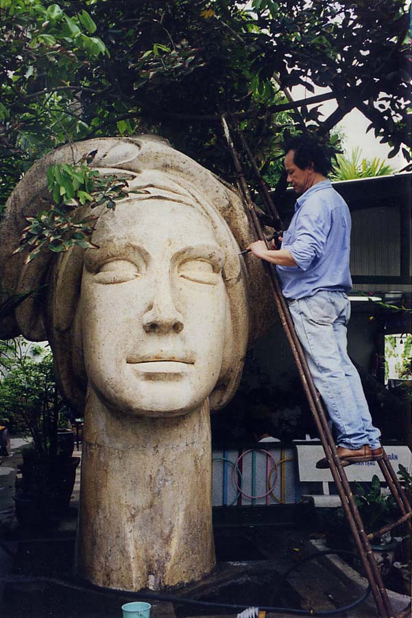 Lê Thành Nhơn đang chỉnh sửa mái tóc của “Cô gái Việt Nam”. Lê Thành Nhơn đang chỉnh sửa mái tóc của “Cô gái Việt Nam”