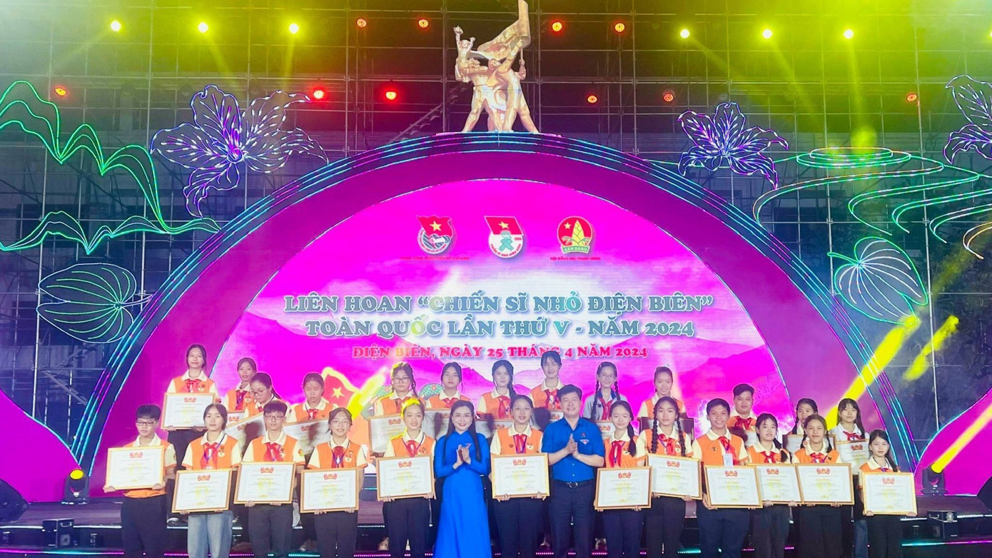 Tiết Lê Khả Tú, Trịnh Nhã Uyên, Trần Duy Đan đại diện cho thiếu nhi tỉnh Cà Mau tham dự Liên hoan “Chiến sĩ nhỏ Điện Biên” toàn quốc lần thứ V năm 2024, do Hội đồng Đội Trung ương tổ chức. Ảnh: Tỉnh Đoàn cung cấp Tiết Lê Khả Tú, Trịnh Nhã Uyên, Trần Duy Đan đại diện cho thiếu nhi tỉnh Cà Mau tham dự Liên hoan “Chiến sĩ nhỏ Điện Biên” toàn quốc lần thứ V năm 2024, do Hội đồng Đội Trung ương tổ chức. Ảnh: Tỉnh Đoàn cung cấp