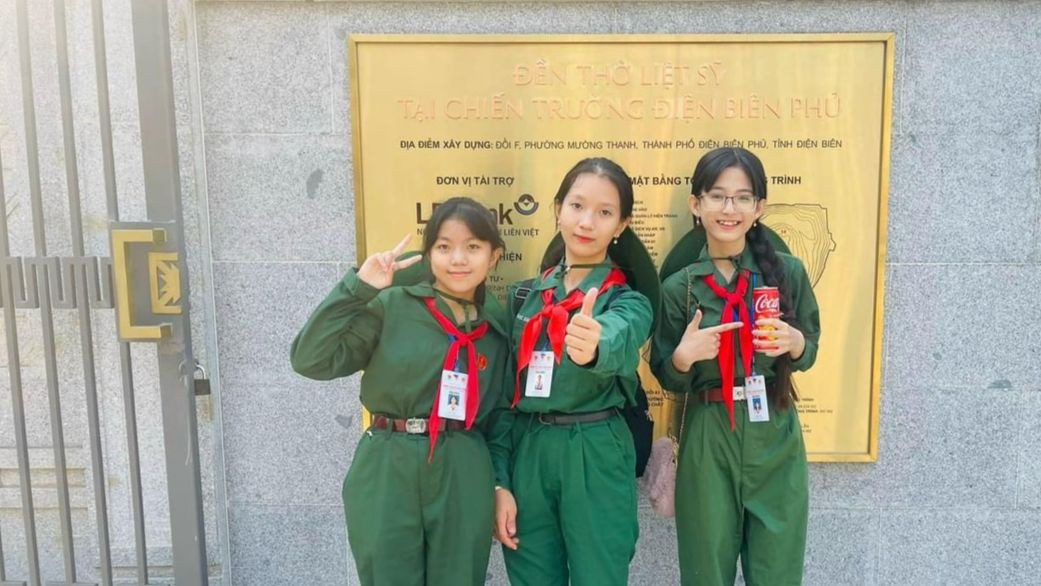 Tiết Lê Khả Tú, Trịnh Nhã Uyên, Trần Duy Đan đại diện thiếu nhi tỉnh Cà Mau tham dự Liên hoan “Chiến sĩ nhỏ Điện Biên” toàn quốc lần thứ V năm 2024, do Hội đồng Đội Trung ương tổ chức. Tiết Lê Khả Tú, Trịnh Nhã Uyên, Trần Duy Đan đại diện thiếu nhi tỉnh Cà Mau tham dự Liên hoan “Chiến sĩ nhỏ Điện Biên” toàn quốc lần thứ V năm 2024, do Hội đồng Đội Trung ương tổ chức.