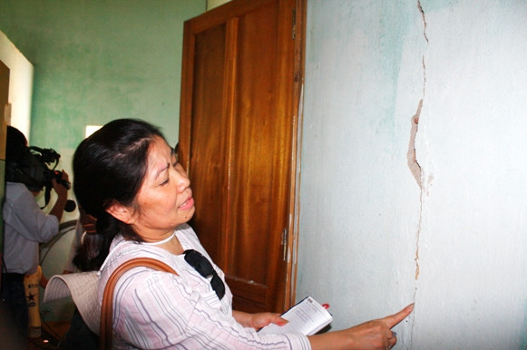 TSKH. Ngô Thị Lư – viện vật lý địa cầu kiểm tra một vết nứt ở xã Trà Đốc