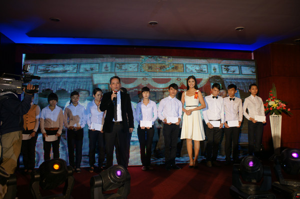 Ông Bùi Đức Long và Hoa hậu Việt Nam 2010 Đặng Ngọc Hân trao quà từ thiện cho các em học sinh nghèo học giỏi tại Huế