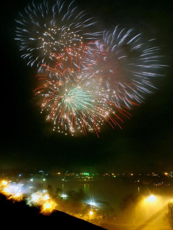 Màn pháo hoa tại thủ đô Hà Nội. Ảnh : TTXVN