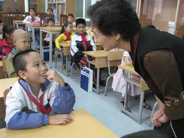 Nụ cười tươi của các em trong lớp học, khác hẳn với những lần phải khóc vì tiêm và điều trị hóa chất 