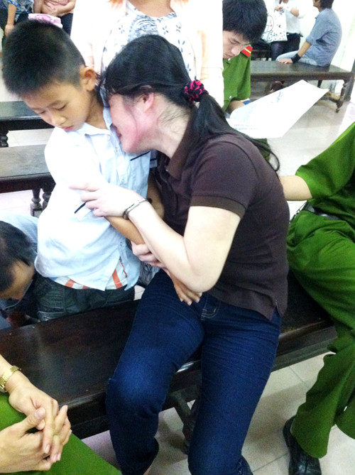  Giây phút bị cáo hàn huyên con và chồng: 