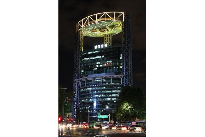 Mang kiến trúc có tính tương lai, tháp Jong-ro Tower là trụ sở của công ty đầu tư Samsung Securities ở Seoul, Hàn Quốc