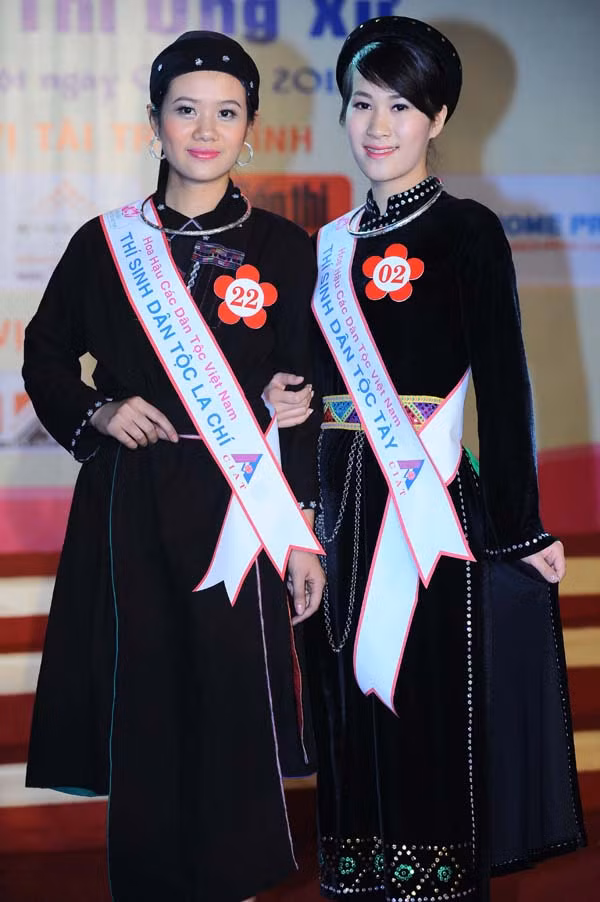 Vương Thị Hương dân tộc La Chí và Nông Vân Anh dân tộc Tày