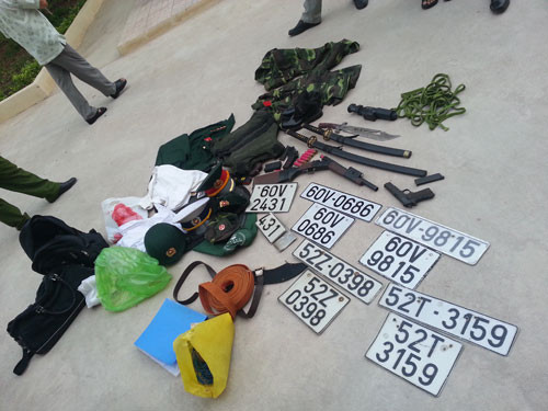 Vũ khí quân trang thu giữ trên xe và tại nhà của Phụng