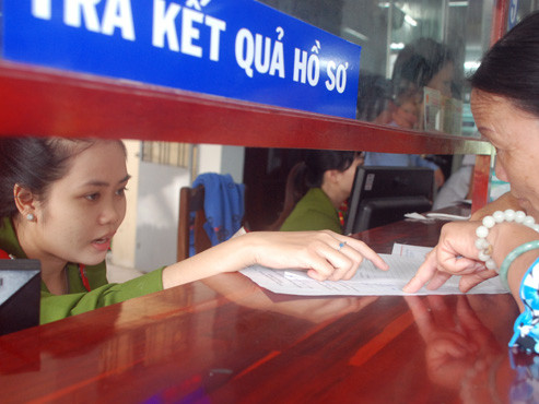 Cán bộ công an quận Thanh Khê giải quyết thủ tục đăng ký hộ khẩu cho người dân. Ảnh: Hữu Khá