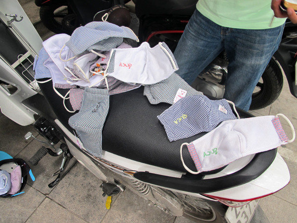 Hai tên cướp không giật được điện thoại mà chỉ được...mớ khẩu trang. Hai tên cướp không giật được điện thoại mà chỉ được...mớ khẩu trang