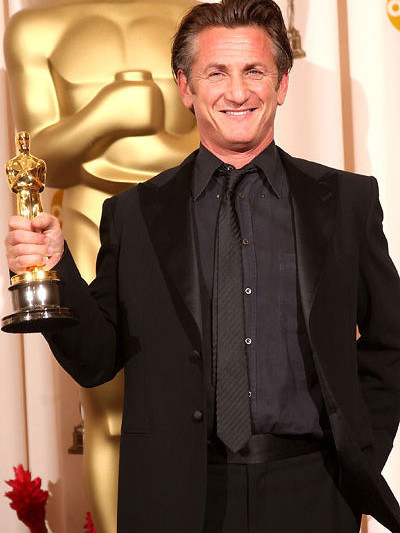 Sean Penn giành giải Oscar Nam diễn viên chính xuất sắc nhất cho vai chính trị gia đồng tính Harvey Milk trong phim Milk.
