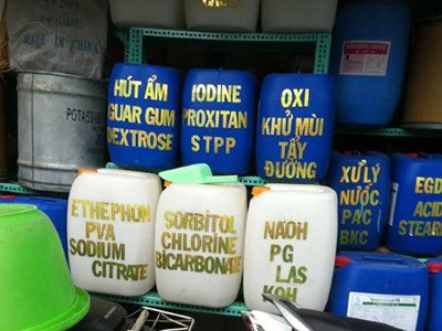 Hóa chất được đựng trong các can nhựa 10 lít, 25 lít, trong đó không ít loại dùng thúc chín trái cây và bảo quản trái cây nhưng hoàn toàn 