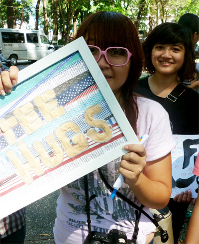 Các cô gái xinh xắn rất sẵn sàng cho ngày hội ôm tự do