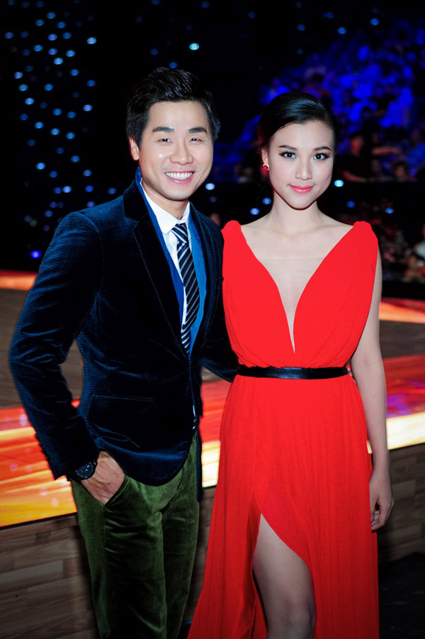 Hoàng Oanh mặc váy xẻ sâu hút gợi cảm ảnh 8