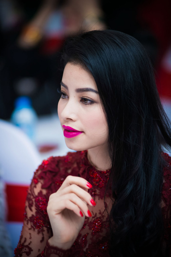 Á hậu thể thao Phạm Hương gợi cảm với váy ren đỏ rực ảnh 8